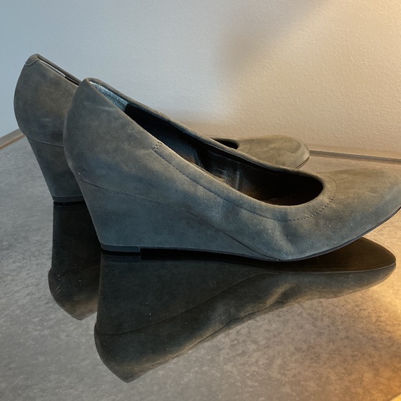 Vionic Camden Grey Suede Wedge 10 - Picture 2 of 6